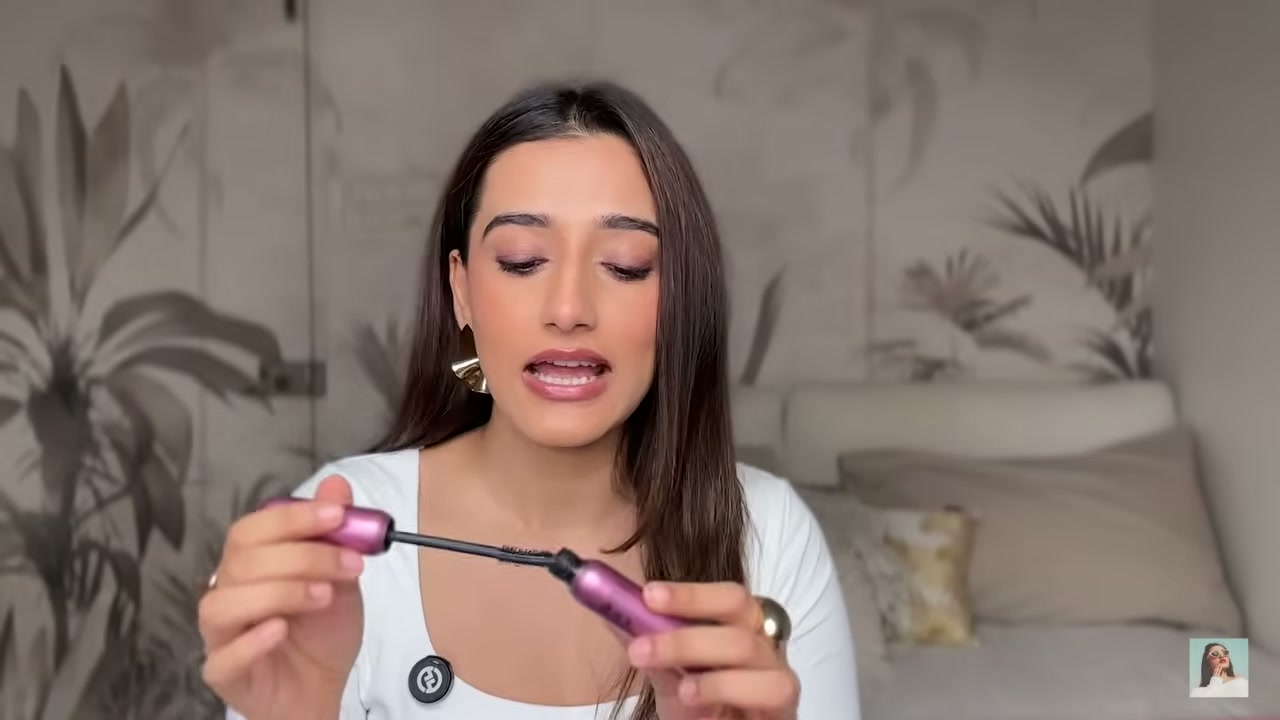 @aashiadani reviewing Benefit Cosmetics Badgal Bounce Mini Voluminizing Mascara at 21:10 in a YouTube Shorts video