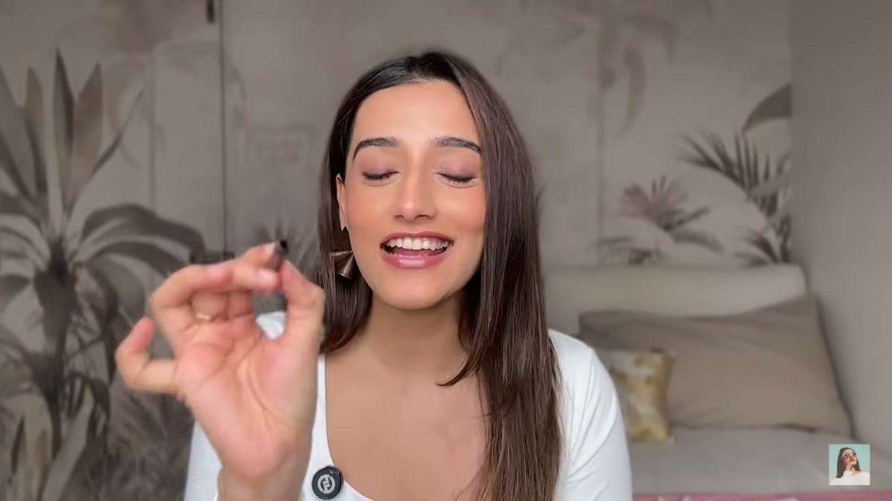@aashiadani reviewing Estée Lauder Smoke & Brighten Kajal Eyeliner Duo at 20:14 in a YouTube Shorts video