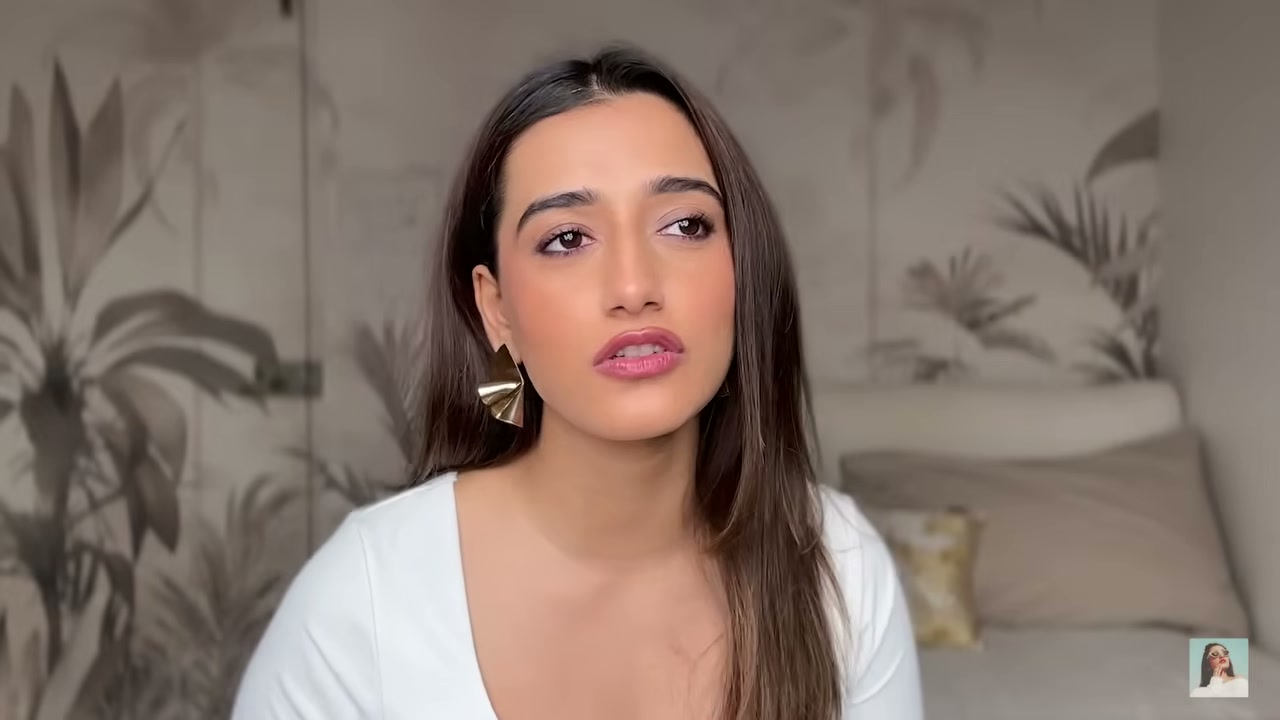 @aashiadani reviewing Foxtail Hula Hoo Body Wash at 26:58 in a YouTube Shorts video