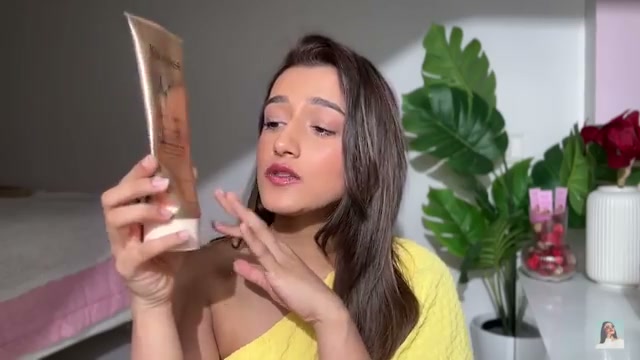 @aashiadani reviewing Foxtale Hula Hoop Exfoliating Body Wash at 06:31 in a YouTube Shorts video