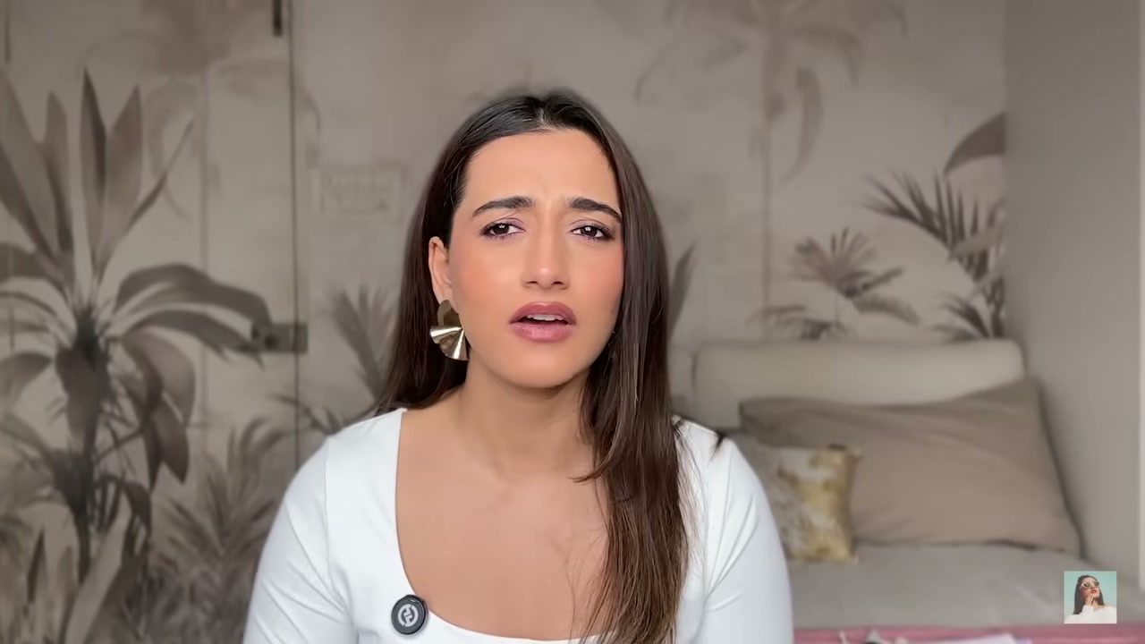 @aashiadani reviewing Huda Beauty Easy Bake Loose Powder at 23:16 in a YouTube Shorts video