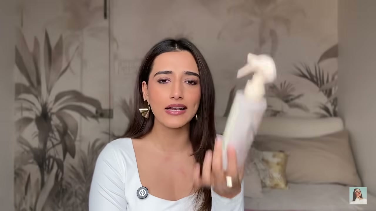 @aashiadani reviewing Kérastase Gloss Absolu Anti-Frizz Heat Protectant Spray at 08:12 in a YouTube Shorts video