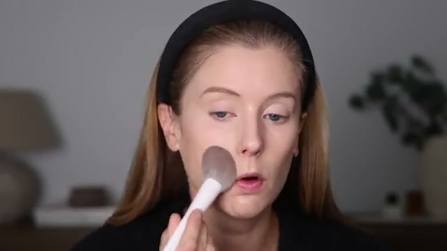 @abbeyyung reviewing CoverGirl Trublend Skin Enhancer Baked Luminous Finishing Powder at 21:27 in a YouTube Shorts video