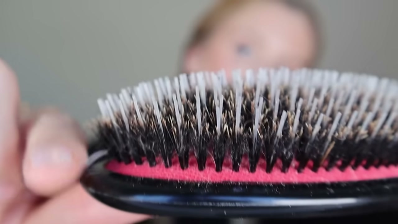 @abbeyyung reviewing Denman D81L Style and Shine Brush at 26:09 in a YouTube Shorts video