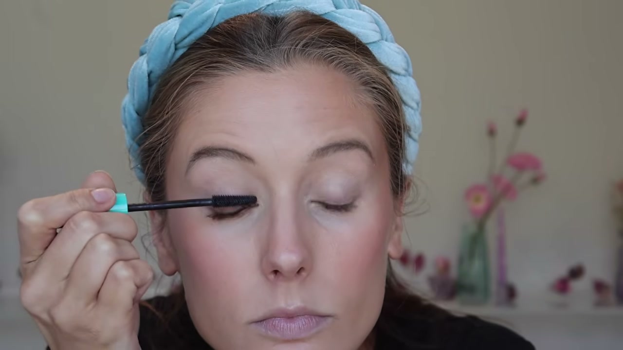 @abbeyyung reviewing e.l.f. Cosmetics Lash XTNDR Mascara at 16:05 in a YouTube Shorts video
