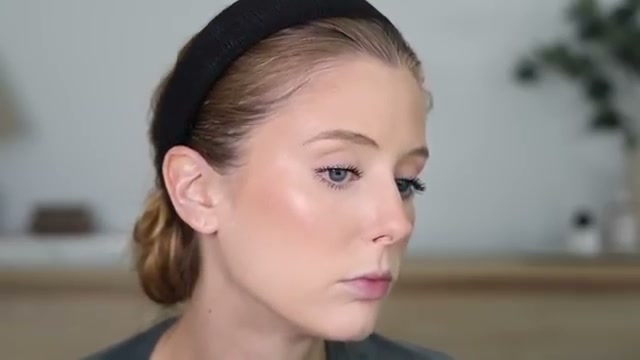 @abbeyyung reviewing Essence Soft Touch Bouncy Glow Highlighter at 28:43 in a YouTube Shorts video
