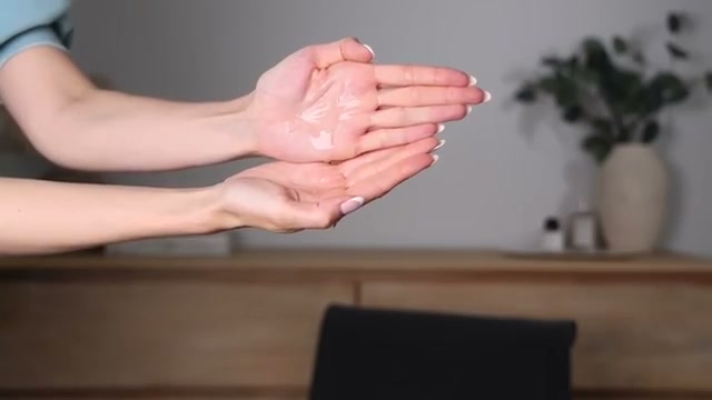 abbeyyung mentioning Geek and Gorgeous Cheer Up Liquid Exfoliant at 03:55 in their YouTube video