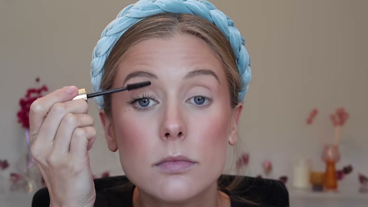 @abbeyyung reviewing Hourglass Unlocked Instant Extensions Mascara at 18:11 in a YouTube Shorts video
