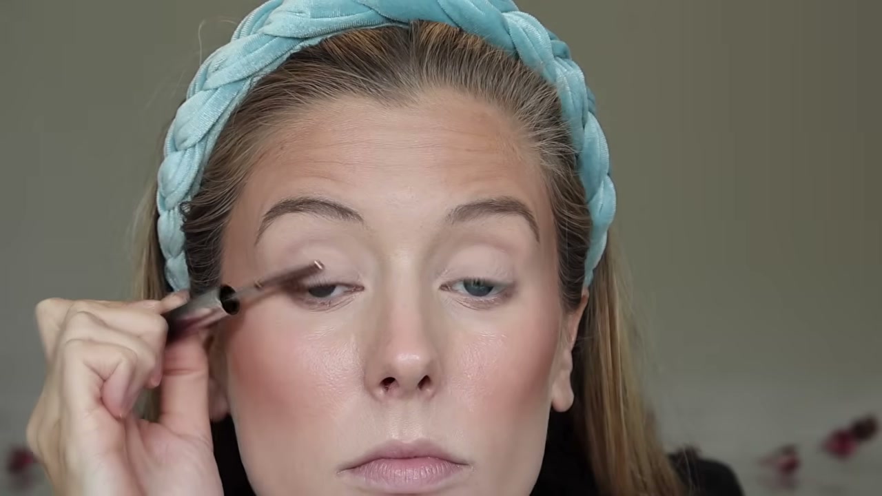 @abbeyyung reviewing Judydoll Curling Iron Mascara at 08:59 in a YouTube Shorts video