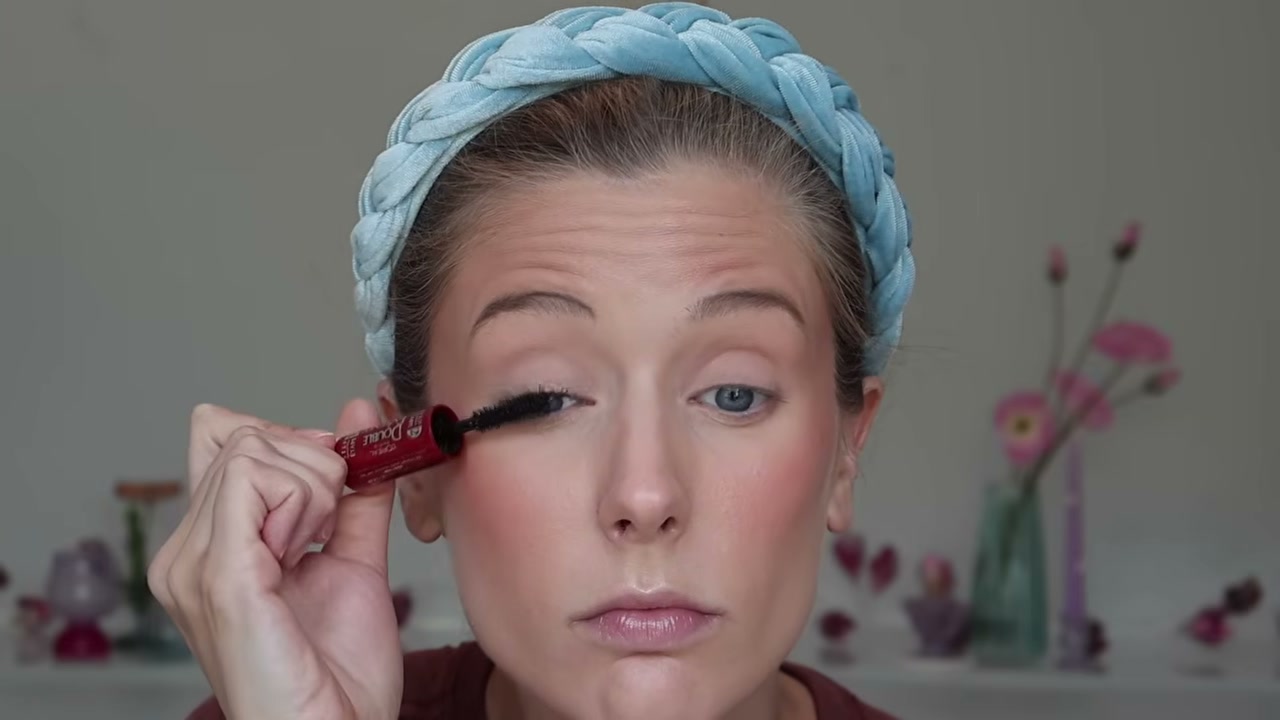 @abbeyyung reviewing L'Oreal Paris Double Extend Beauty Tubes Lengthening Mascara at 11:26 in a YouTube Shorts video