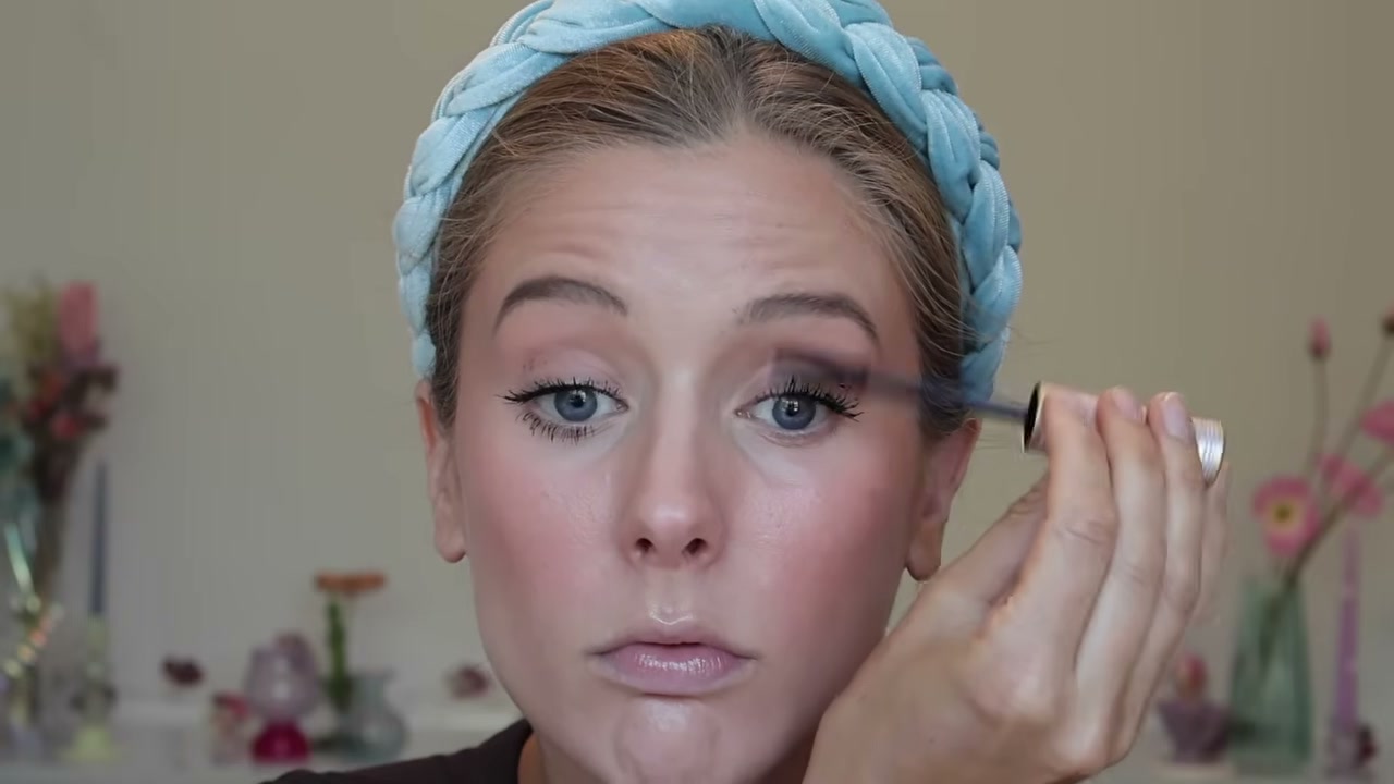 @abbeyyung reviewing tarte Tartelette XL Tubing Mascara at 04:52 in a YouTube Shorts video