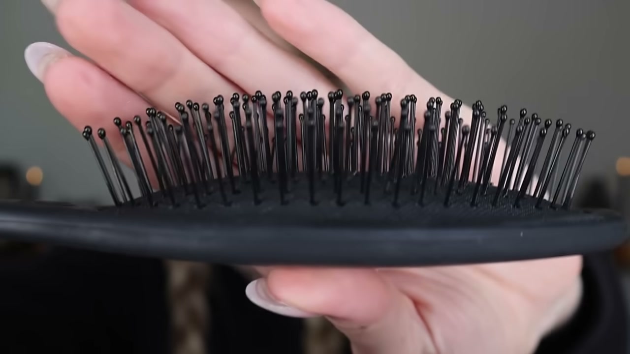@abbeyyung reviewing Wet Brush Original Detangler at 14:32 in a YouTube Shorts video