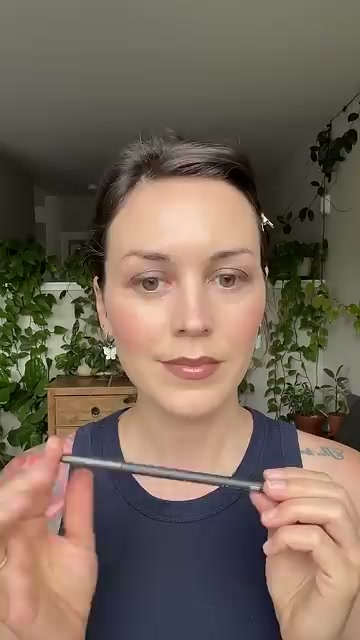 @abbymalyszka reviewing MAC Cosmetics Lip Pencil at 00:00 in a YouTube Shorts video
