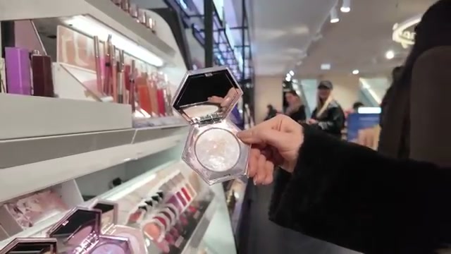 @aliandreea reviewing Fenty Beauty Diamond Bomb All-Over Diamond Veil at 28:09 in a YouTube Shorts video