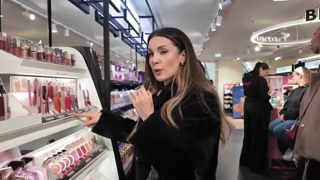 @aliandreea reviewing Fenty Beauty Gloss Bomb at 28:36 in a YouTube Shorts video