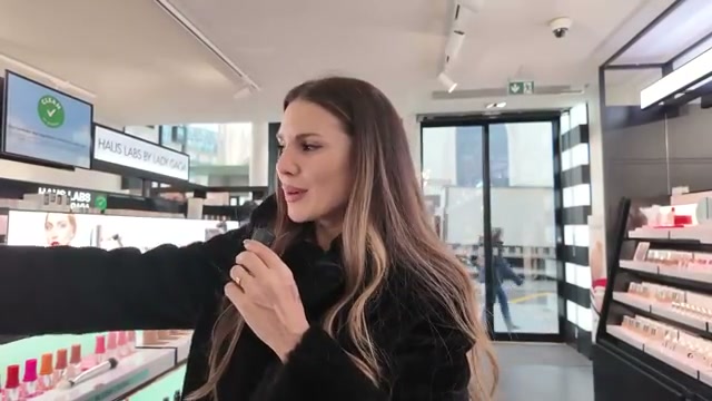 @aliandreea reviewing Haus Labs Dual-Ended Precision Sculpting Brush at 24:33 in a YouTube Shorts video