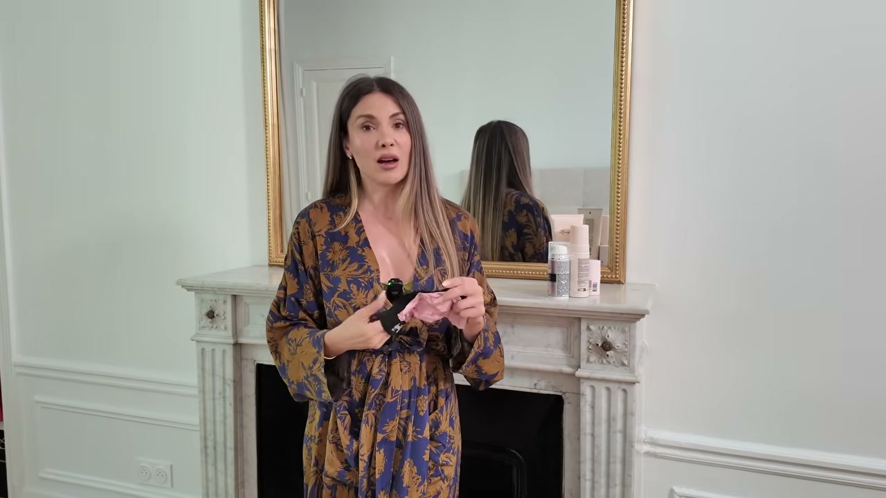 @aliandreea reviewing Loving Tan Exfoliating Glove at 21:43 in a YouTube Shorts video