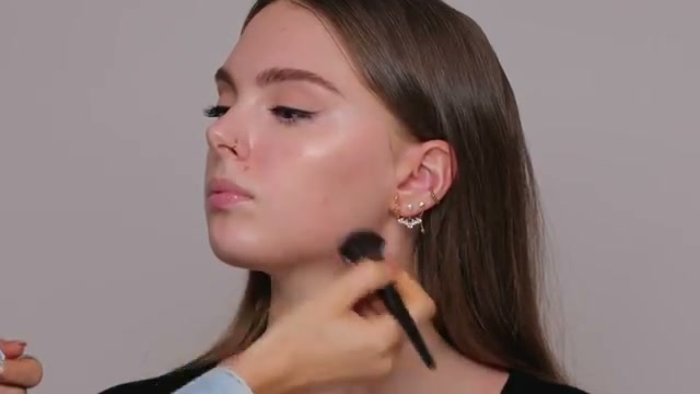 aliandreea mentioning One/Size B12 Base Thinner in Pink Pearl at 07:33 in their YouTube video