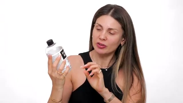 @aliandreea reviewing Parian Spirit Brush Cleaner at 02:44 in a YouTube Shorts video