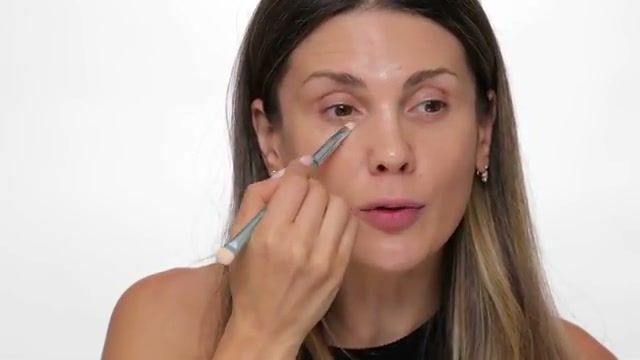 @aliandreea reviewing Scrandie Hide N' Sleek Reflective Concealer Base at 07:48 in a YouTube Shorts video