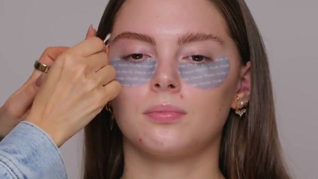 @aliandreea reviewing Victoria Beckham Beauty FeatherFix Brow Gel at 03:58 in a YouTube Shorts video