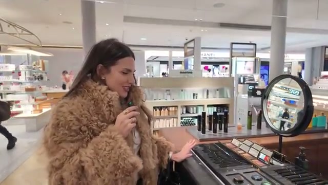 @aliandreea reviewing Victoria Beckham Beauty Lid Lustre at 09:06 in a YouTube Shorts video