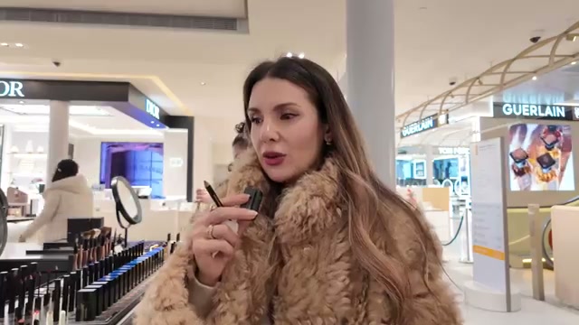 aliandreea mentioning Victoria Beckham Beauty Lid Lustre at 10:48 in their YouTube video