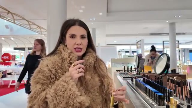 @aliandreea reviewing Victoria Beckham Beauty Reflect Highlighter Stick at 09:40 in a YouTube Shorts video