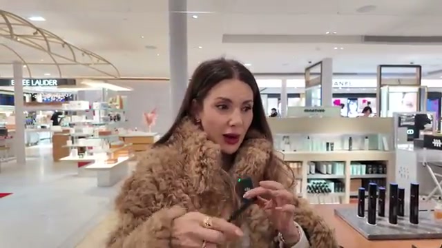 @aliandreea reviewing Victoria Beckham Beauty Satin Kajal Liner at 09:18 in a YouTube Shorts video