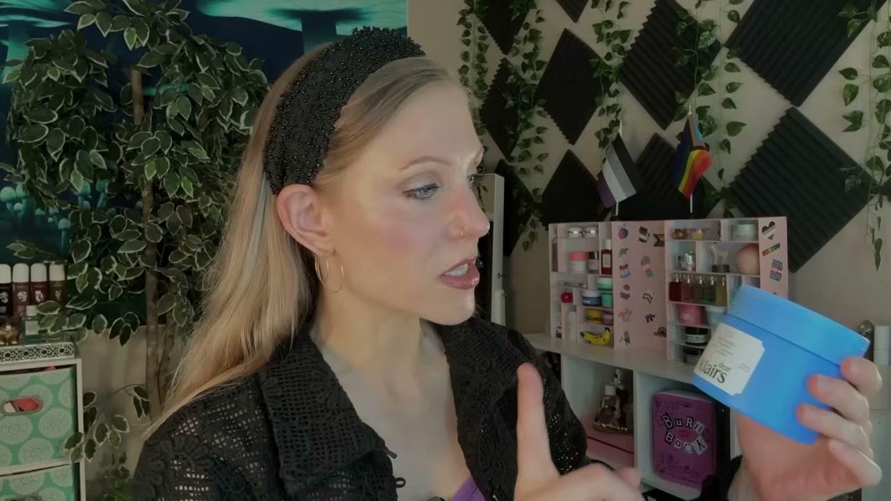 @aliceintherabbithole reviewing Dear, Klairs Blue Calming Toner Pad at 04:32 in a YouTube Shorts video
