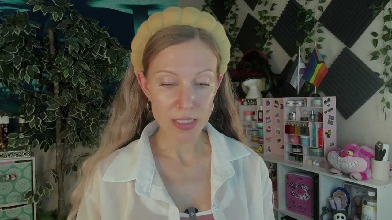 @aliceintherabbithole reviewing espoir Brow Pencil at 16:08 in a YouTube Shorts video