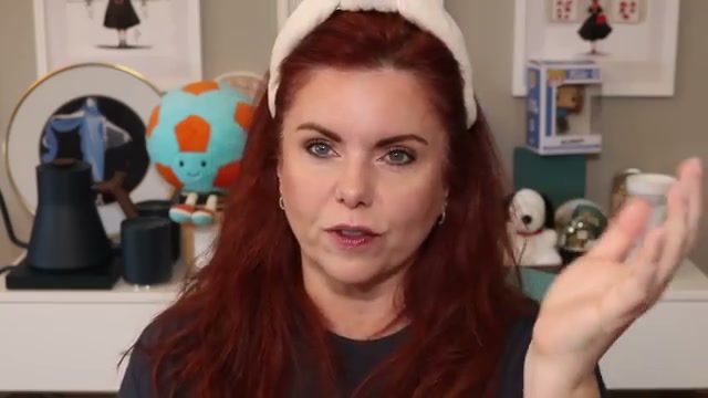 @allfeisty reviewing CHANEL Les Beiges Healthy Glow Highlighter at 03:39 in a YouTube Shorts video