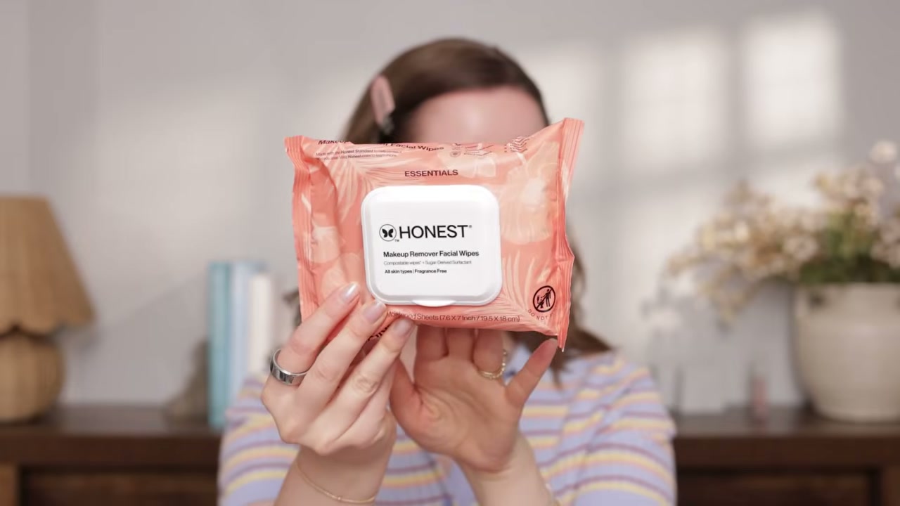 @allieglines reviewing Honest Beauty Fragrance Free Cleansing Makeup Remover Facial Wipes at 02:58 in a YouTube Shorts video