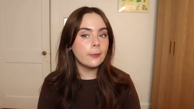 @amandaz reviewing fwee Volumizing Gloss at 40:07 in a YouTube Shorts video