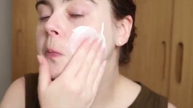 @amandaz reviewing Rohto Mentholatum Sunplay Skin Aqua UV Super Moisture Gel SPF 50+ at 24:28 in a YouTube Shorts video