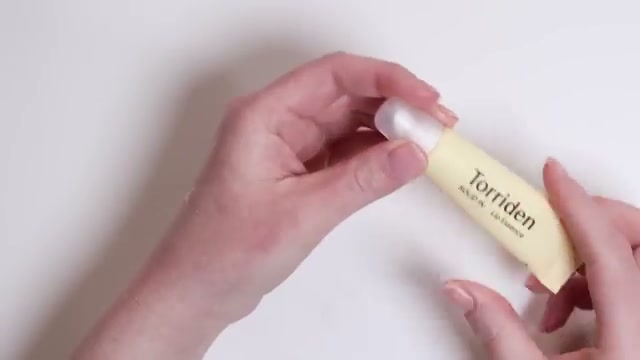 @amandaz reviewing Torriden Solid in Lip Essence at 34:39 in a YouTube Shorts video