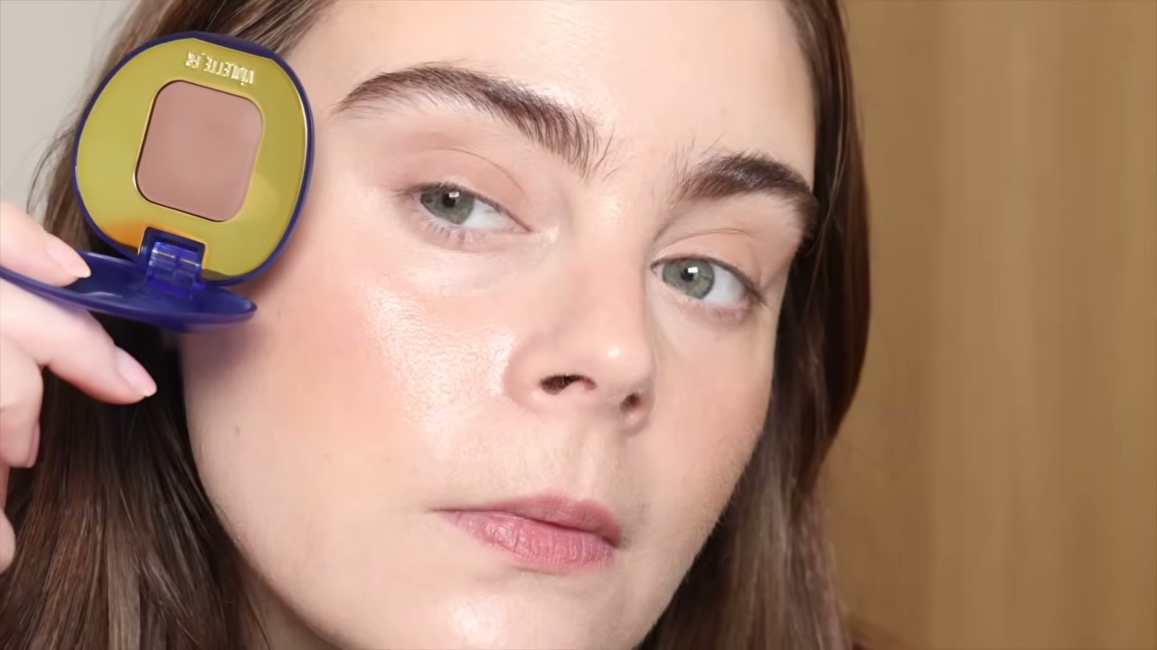 @amandaz reviewing VIOLETTE_FR Plume Eyeshadow at 14:56 in a YouTube Shorts video
