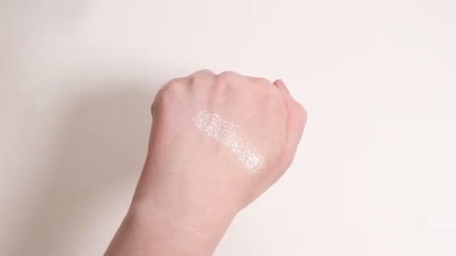 @amandaz reviewing Xixi Silver Moon Highlighter at 52:32 in a YouTube Shorts video