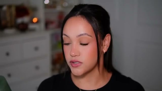 @amyglam reviewing Sol de Janeiro Hyaluronic Acid Body Serum at 02:47 in a YouTube Shorts video