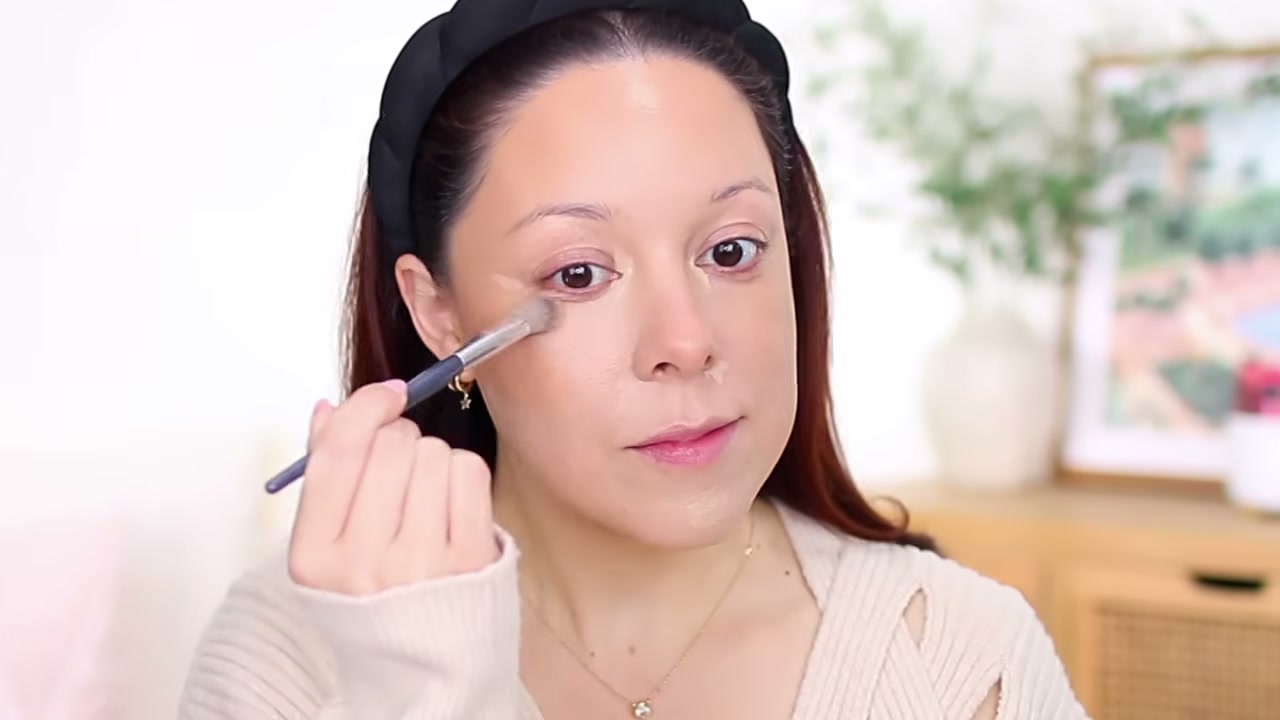 @andreamatillano reviewing BK Beauty A506 Concealer Brush at 21:59 in a YouTube Shorts video