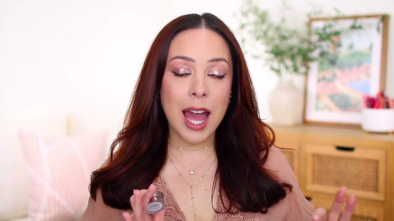 @andreamatillano reviewing Essence Cream Eyeshadow at 09:20 in a YouTube Shorts video