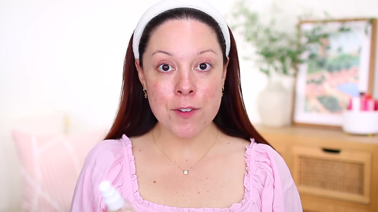 @andreamatillano reviewing Essence Glow Like Honey Serum Spray at 01:48 in a YouTube Shorts video