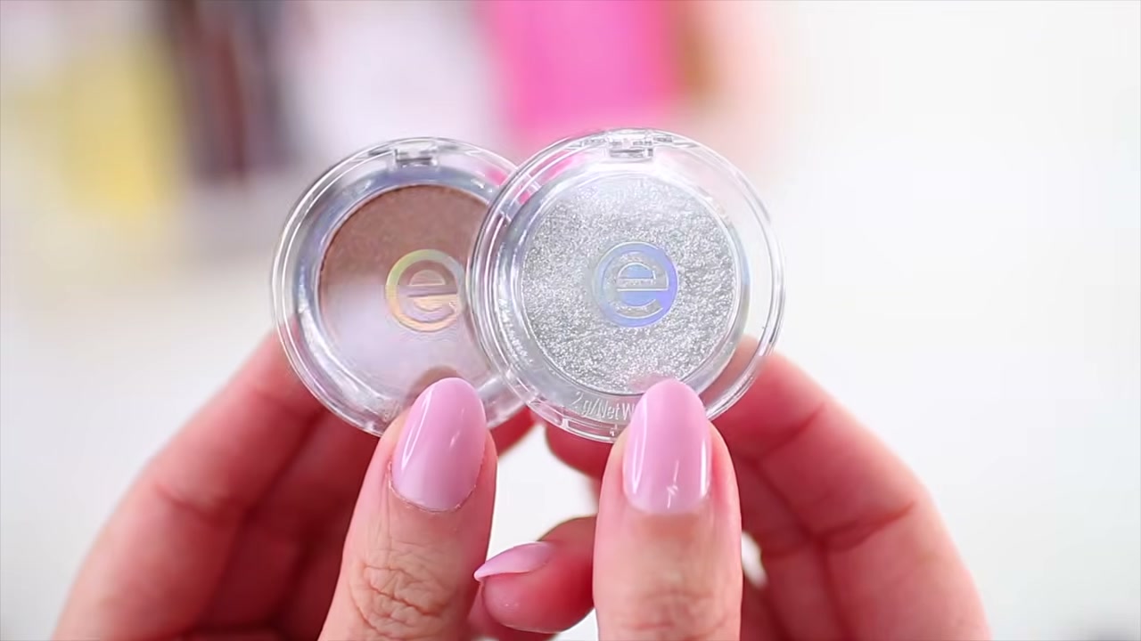 @andreamatillano reviewing Essence Mono Eyeshadow Glitter at 10:38 in a YouTube Shorts video