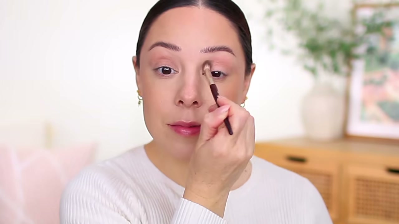 @andreamatillano reviewing Essence Mono Multi-Finish Eyeshadow at 18:12 in a YouTube Shorts video