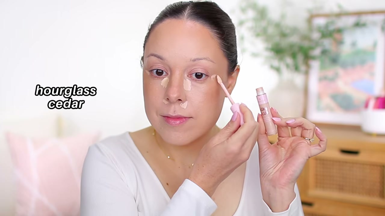 @andreamatillano reviewing Essence Silky Blur Hydrating Concealer at 07:55 in a YouTube Shorts video
