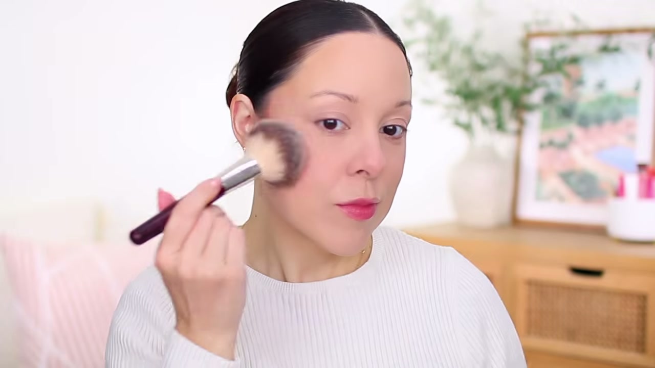 @andreamatillano reviewing Essence Silky Blur Translucent Loose Setting Powder at 05:27 in a YouTube Shorts video