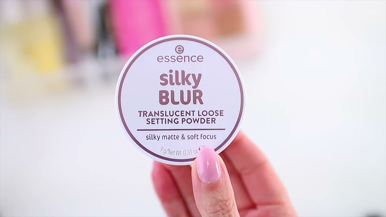 @andreamatillano reviewing Essence Silky Blur Translucent Loose Setting Powder at 05:10 in a YouTube Shorts video
