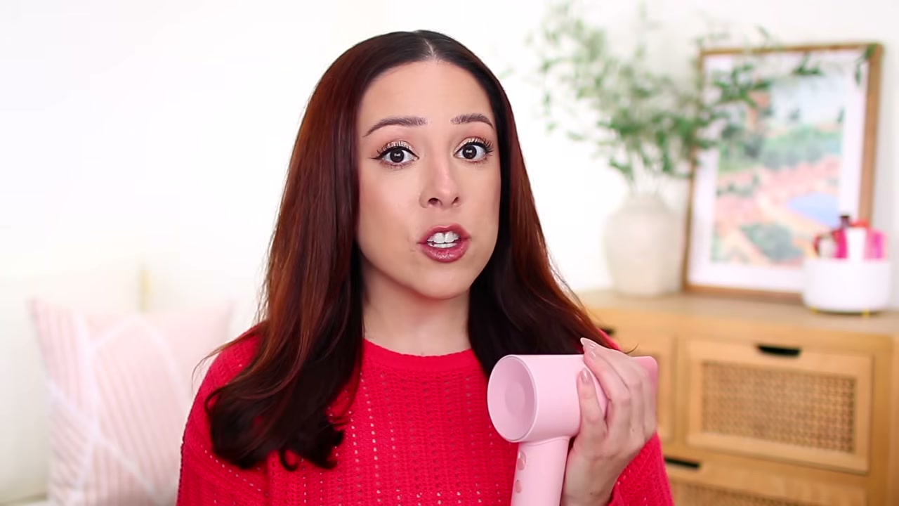 @andreamatillano reviewing Laifen Hair Dryer at 19:25 in a YouTube Shorts video