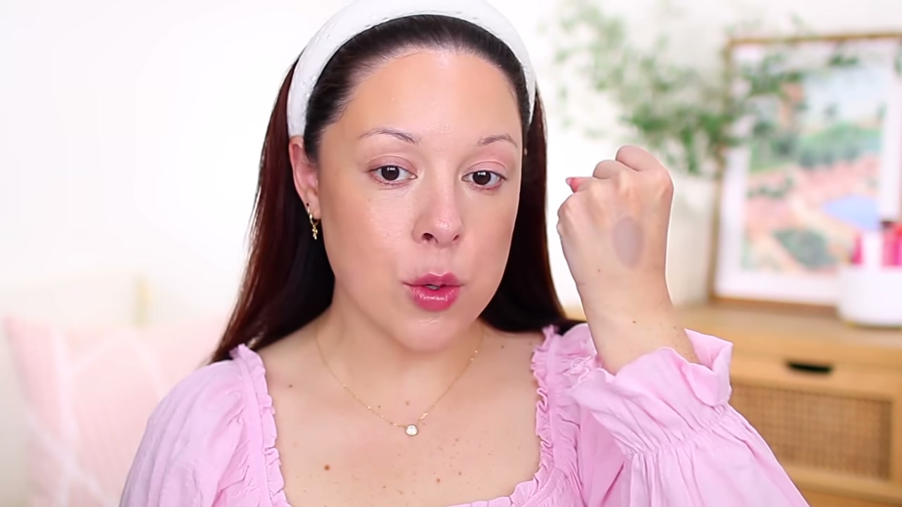 @andreamatillano reviewing Makeup Revolution Reloaded Sculpt & Contour Stick at 09:23 in a YouTube Shorts video