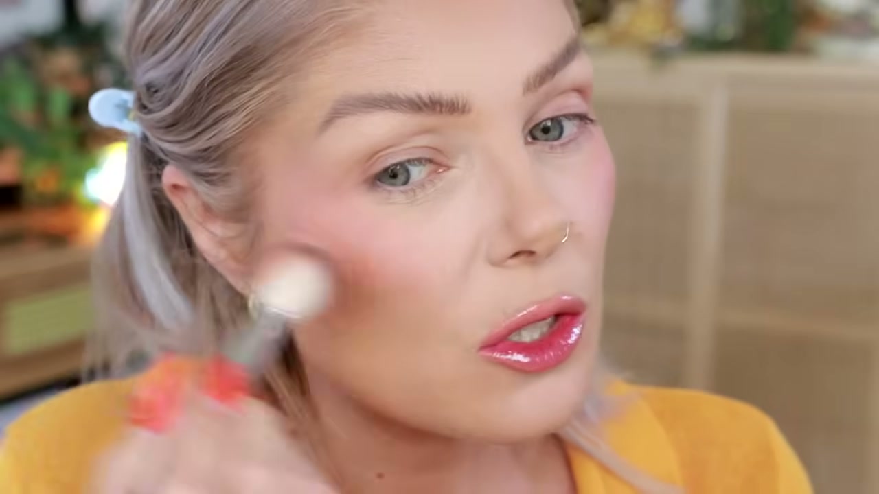 @angelicanyqvist reviewing Catrice Brides & Besties Blush & Highlighter Duo at 21:46 in a YouTube Shorts video